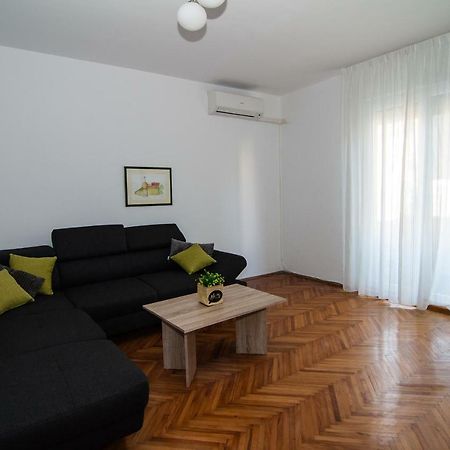 New Renovated Apartment 15 Min From Beach On Foot بولا المظهر الخارجي الصورة
