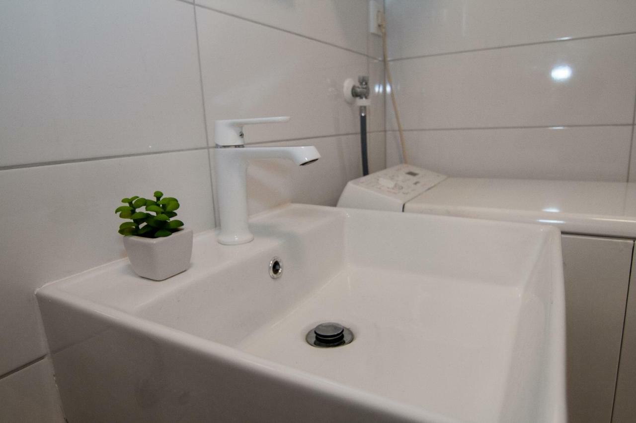 New Renovated Apartment 15 Min From Beach On Foot بولا المظهر الخارجي الصورة